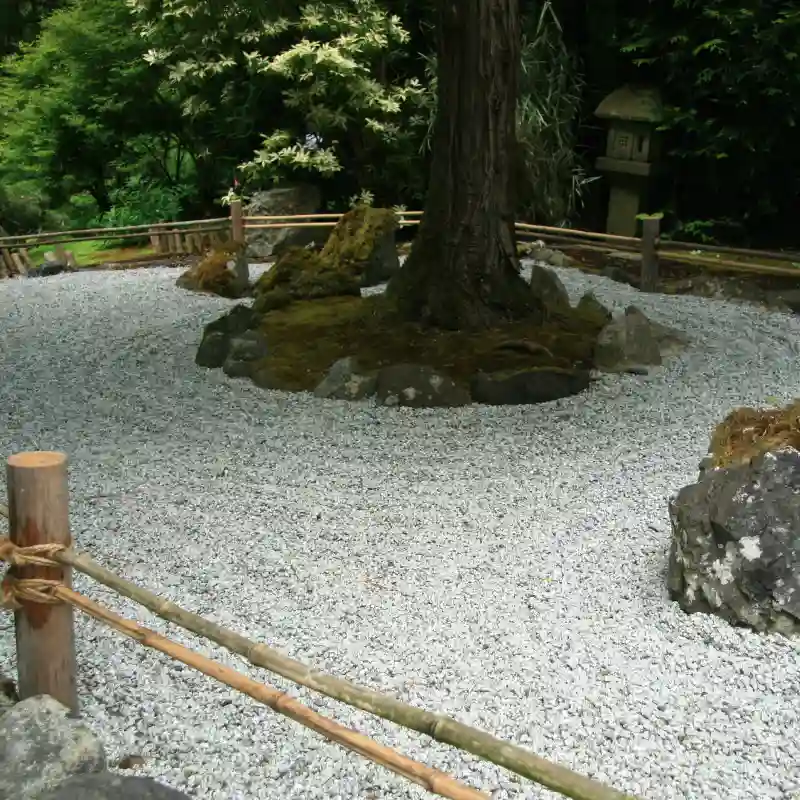 Jardín zen con fuente de agua