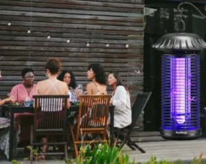 2. Lampara solar para patios antimosquitos LED Bug Zapper